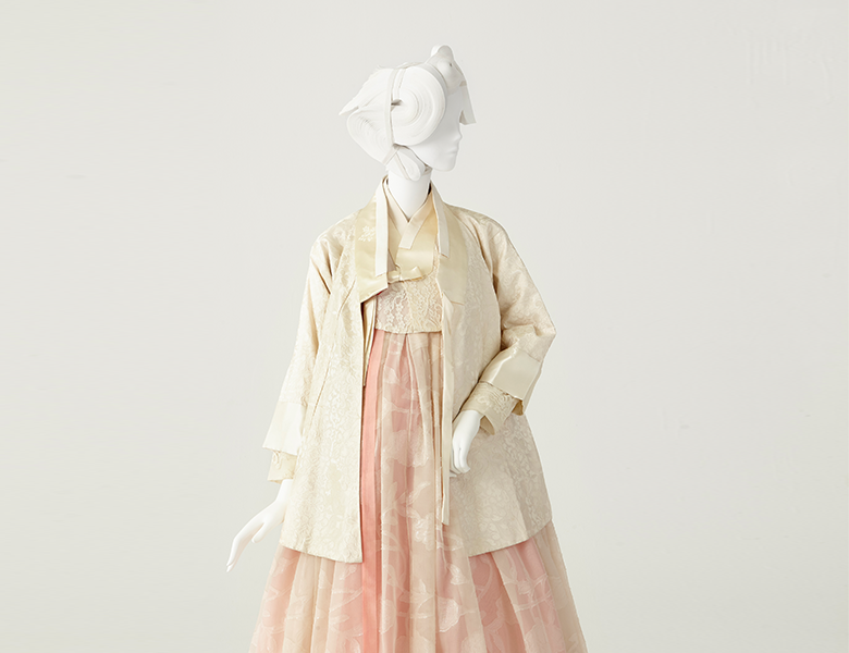 16th Century–Inspired Court Dress:글읽 